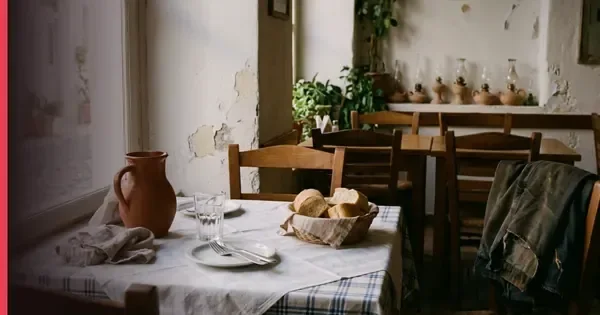 Greek restaurant etiquette: 5 customs that shape the experience