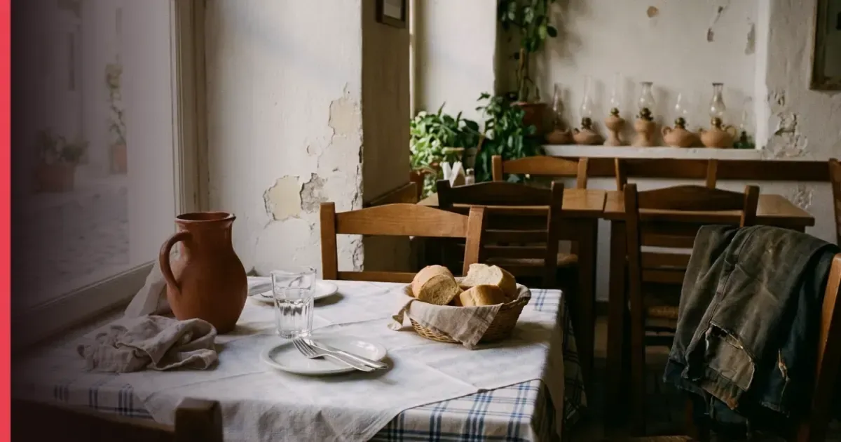 Greek restaurant etiquette: 5 customs that shape the experience